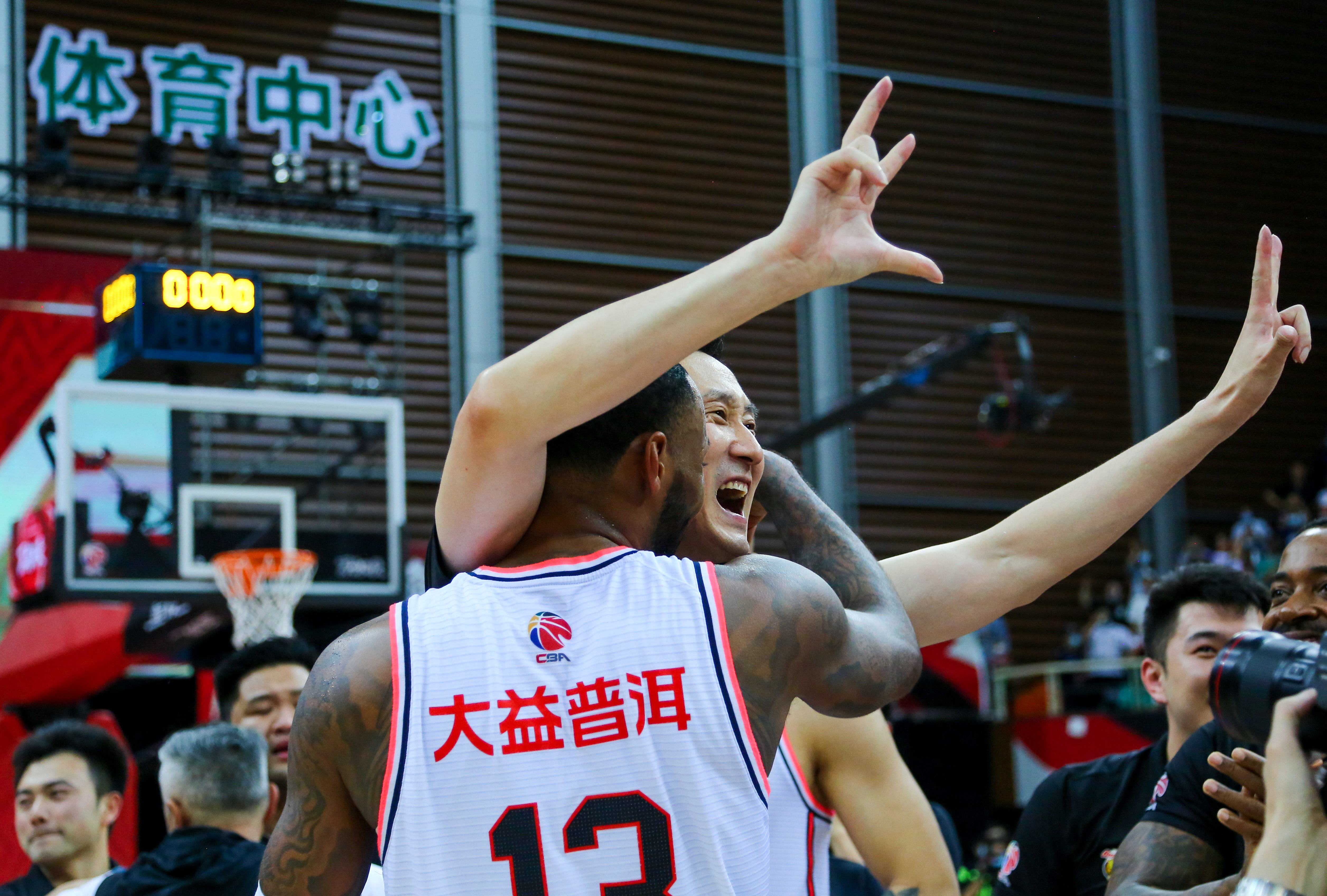 包含多伦多猛龙训练开放日，今夜调整名单引欢呼，CBA常规赛在即，资深球员宣示担当的词条